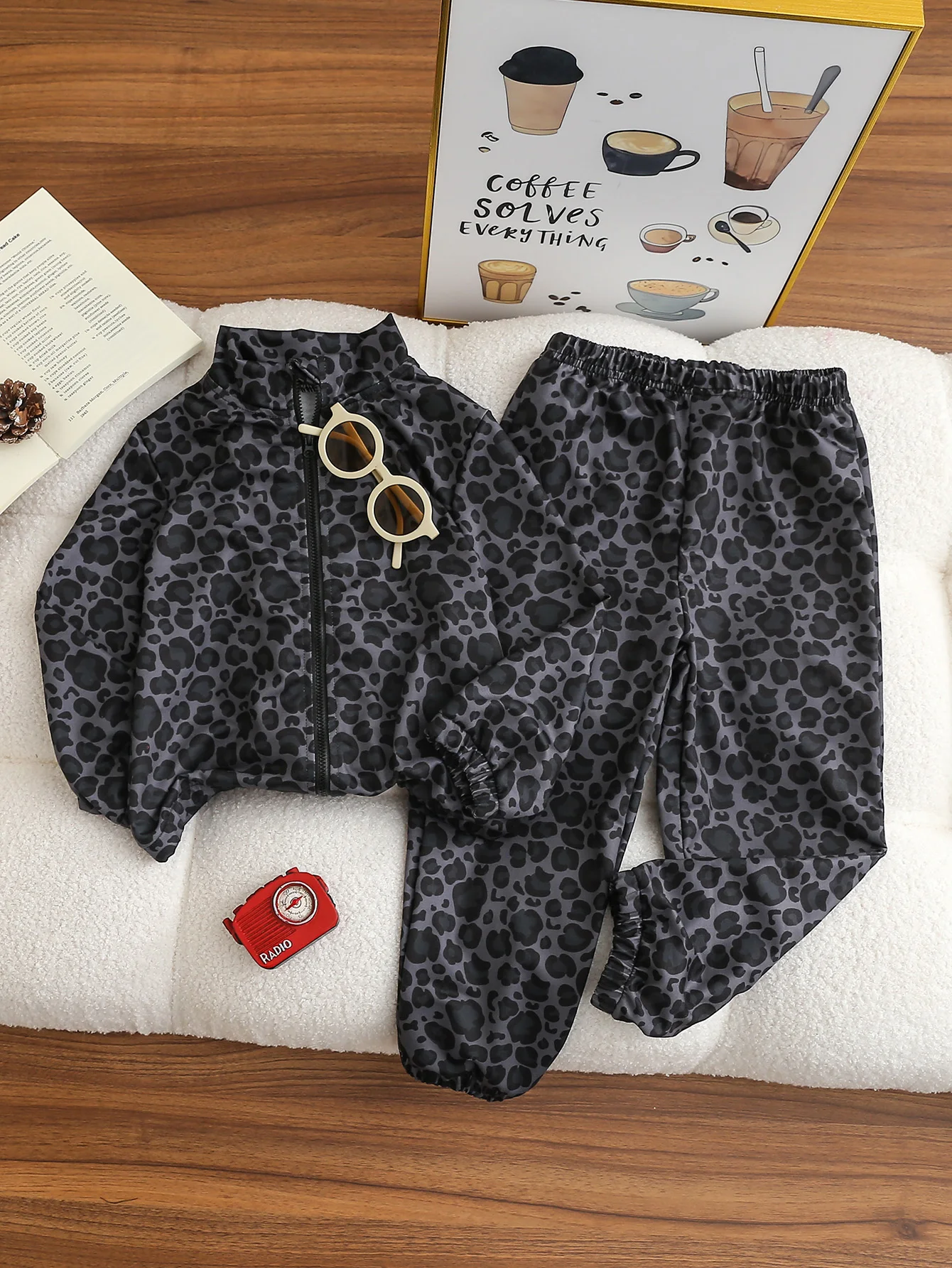 

A New Fashionable Set For Boys In Autumn And Winter: A Two-Piece Leopard Print Coat And Long Pants For A Little Boy