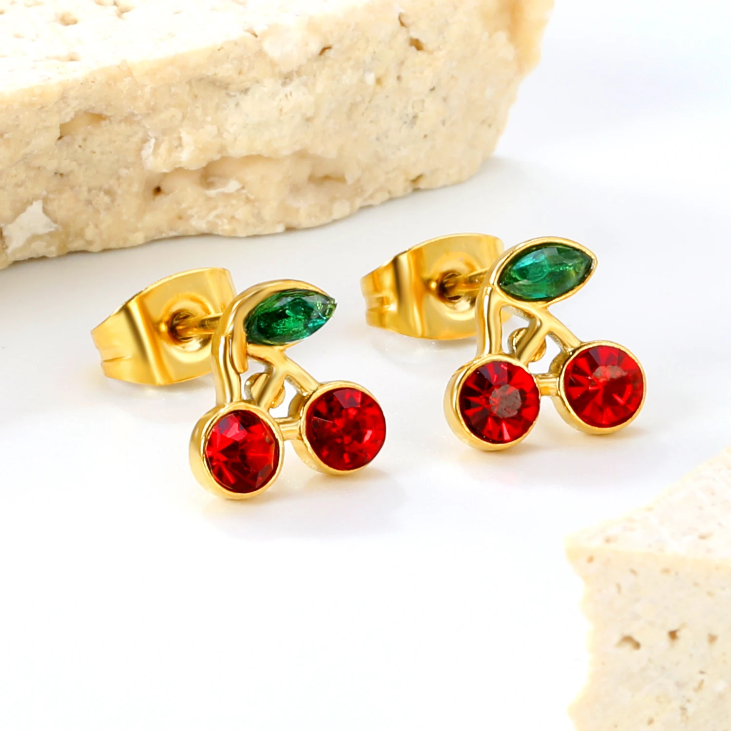 3 Paar Edelstahl-Ohrstecker mit süßen, niedlichen Kirschen und grünem Zirkon, Sommer-Strandschmuck-Accessoires für Frauen und Mädchen – Detail 4