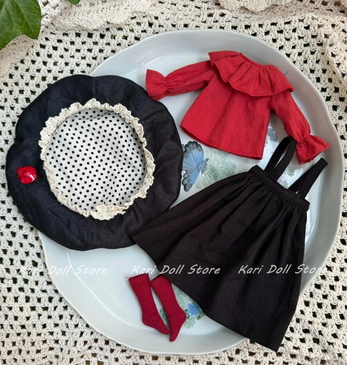 

Одежда и наряды для куклы Кари 2026: красная рубашка, юбка на бретелях и берет для куклы Landazz Landoudou