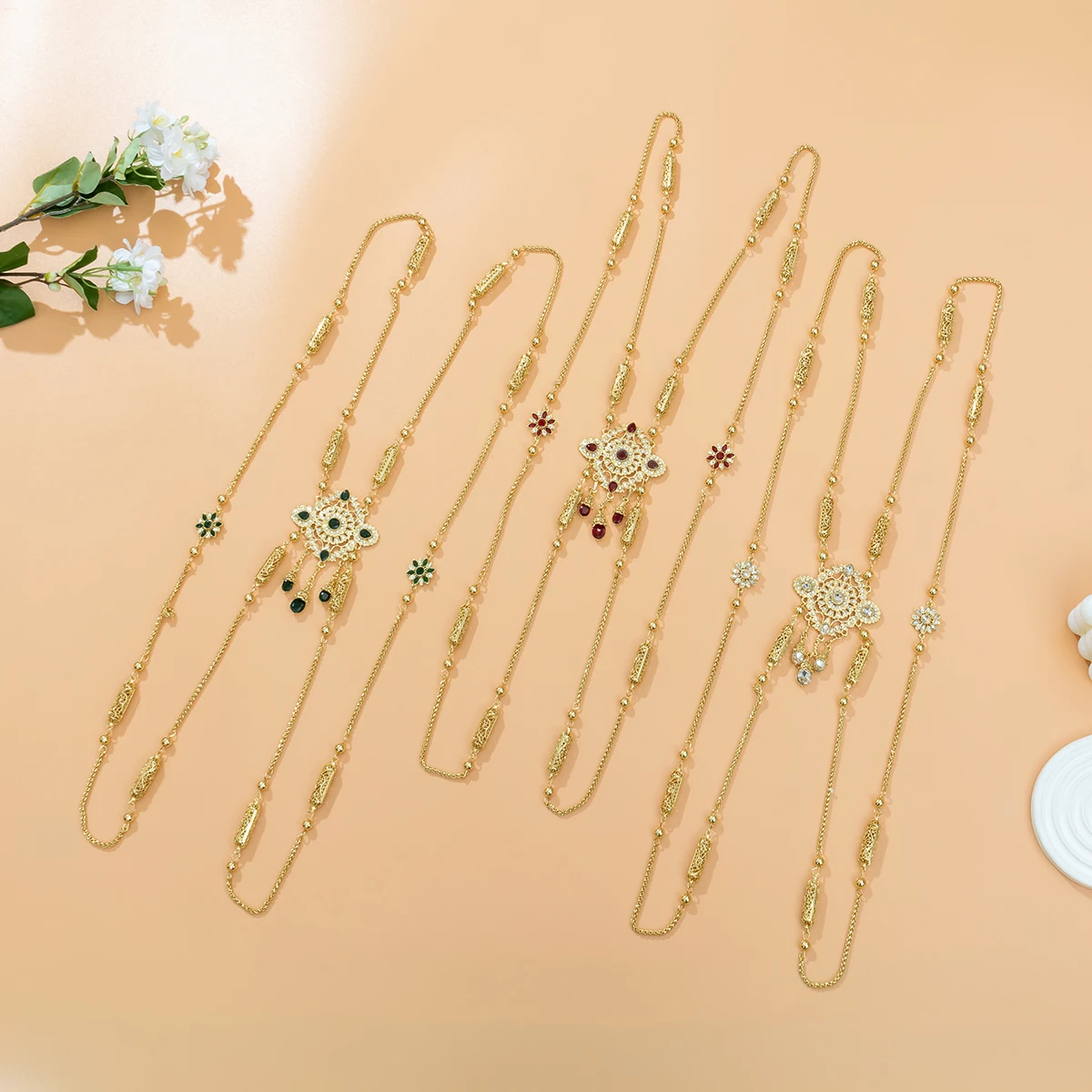 Kraft Brautschmuck-Schulterkette mit geschnitztem Metallmuster, handgefertigt, arabisch, wunderschöne Hochzeitskleid-Körperkette für den Nahen Osten – Detail 1
