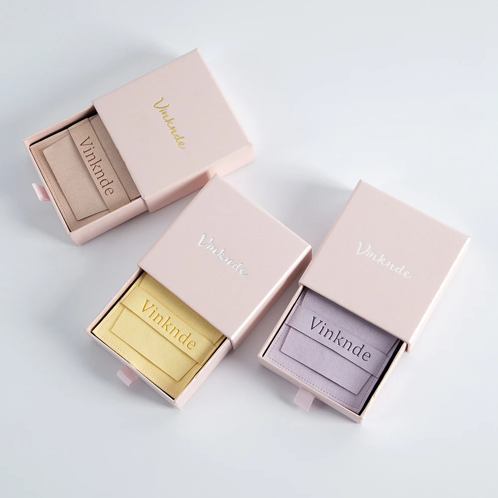 Logo personalizzato 50 pezzi Custodia per imballaggio di gioielli Scatola per cassetti in cartone Orecchini di moda Anelli Scatole per imballaggio con borsa da sposa in pelle scamosciata