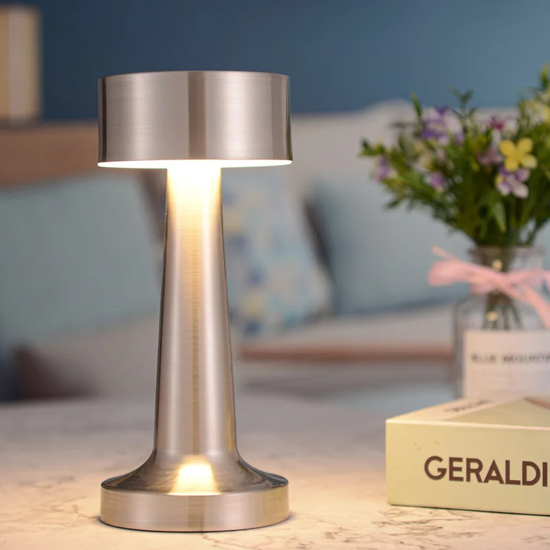 Lámpara LED de Metal para escritorio, luz nocturna de ambiente para cafetería, Bar, sala de estar, dormitorio, decoración moderna, mesita de noche, carga USB