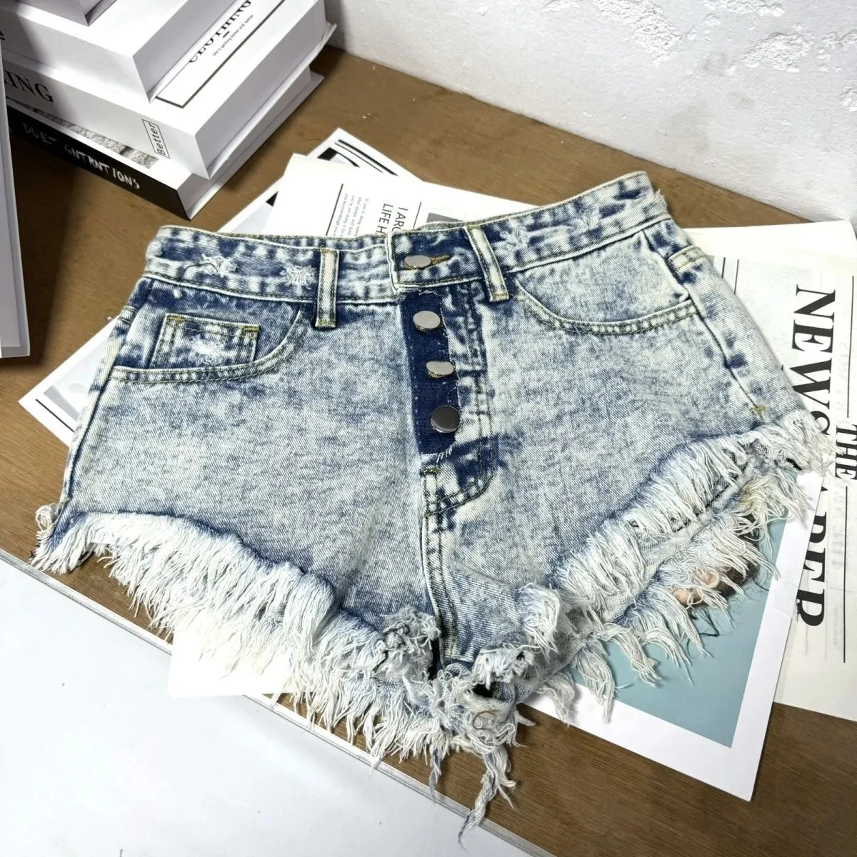 

Сексуальные модные шорты до бедра для женщин, летние облегающие джинсовые шорты с бахромой, с высокой талией, на пуговицах, с бахромой по краю, ультракороткие шорты, уличная мода