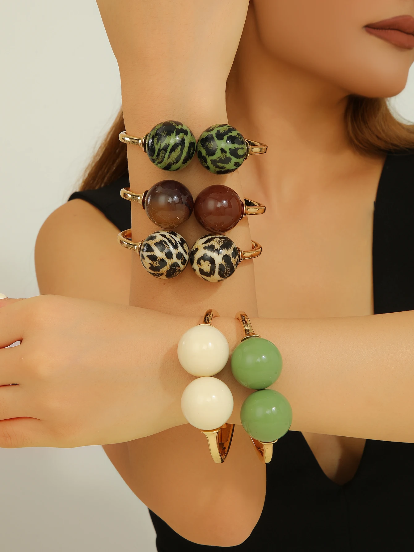 سوار أكريليك مفتوح على شكل دائرة مع خرز على شكل كرة مزدوجة على طراز بوهو متعدد للارتداء اليومي والحفلات قابل للتعديل يناسب العصرية #1