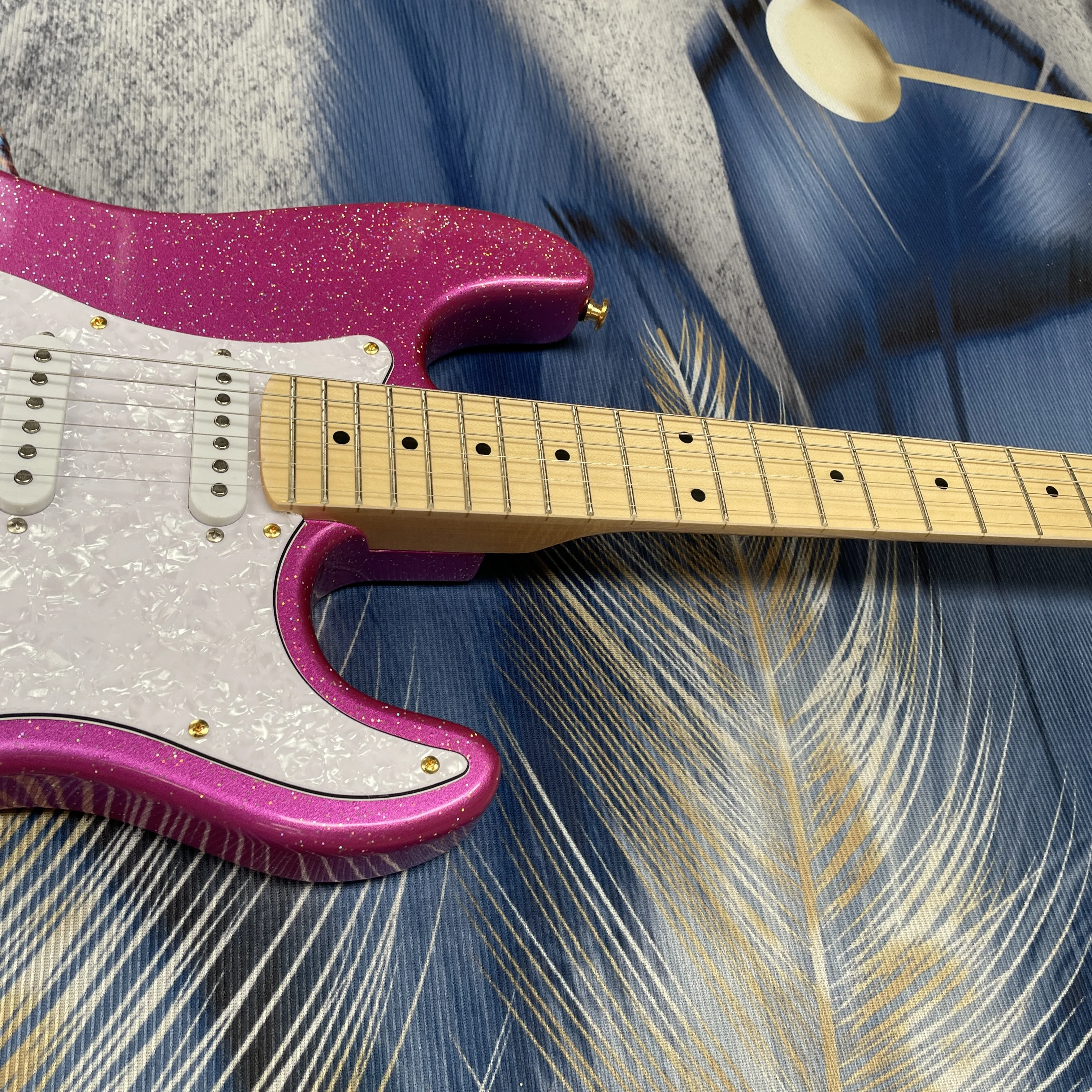 6-string flash pink large-grain electric guitar with white pickguard,SSS pickups gold hardware guitars.Rock performance guitarra view 2