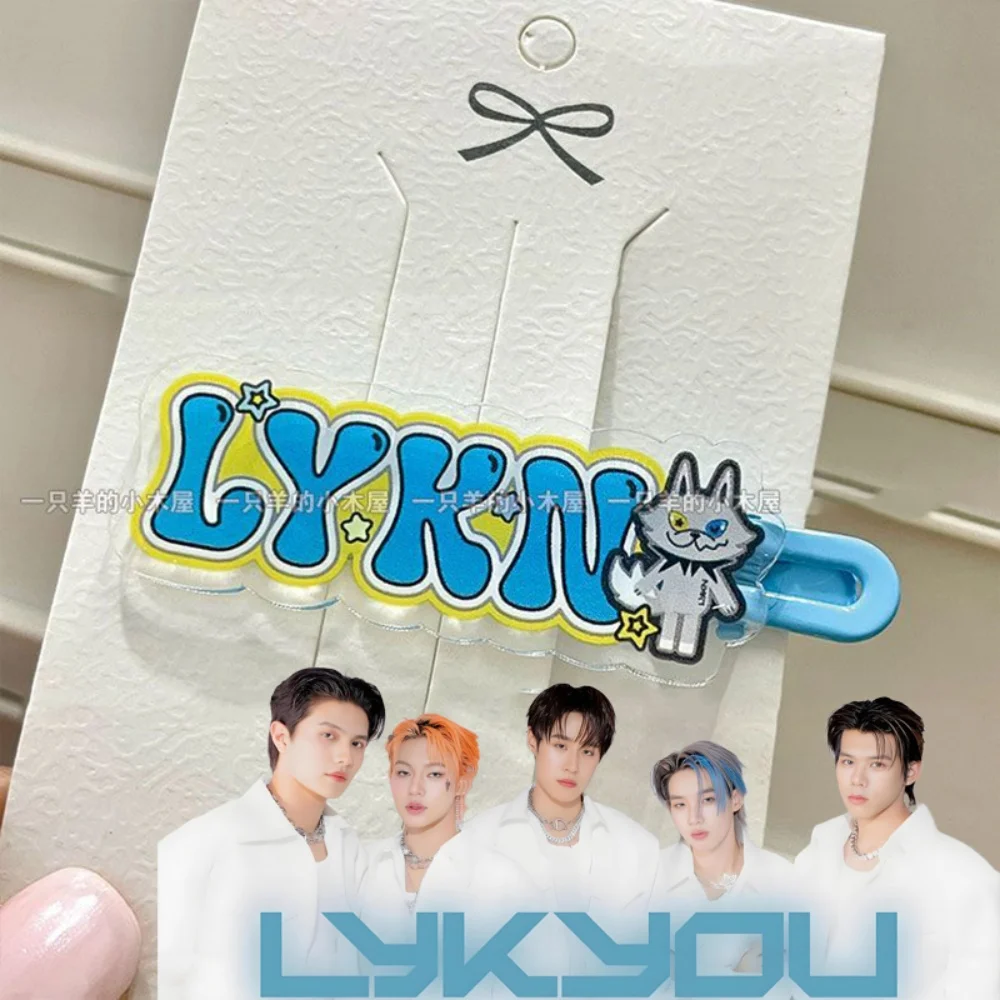 GMMTV ‌ LYKN Cosplay Haarspange Acryl-Haarclip Cartoon Niedliche Buchstaben-Haarklammern Kopfschmuck Karnevals-Haaraccessoires
