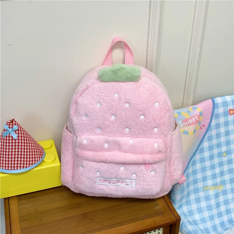 Plecaki damskie 2025 z pluszową słodką truskawką, klasyczne, jednokolorowe, hit sprzedaży, z wewnętrzną kieszenią na zamek, duża pojemność, torby szkolne.