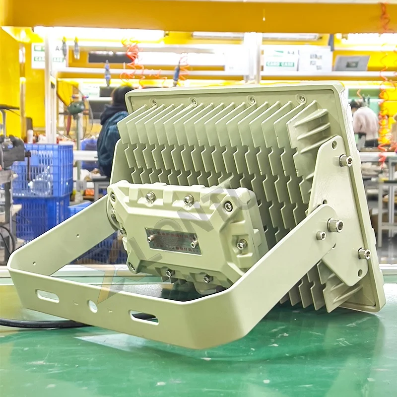 المصابيح الكاشفة الموثوقة IP66 وIP65 المقاومة للانفجار للمناطق الخطرة آمنة للمصانع والمستودعات