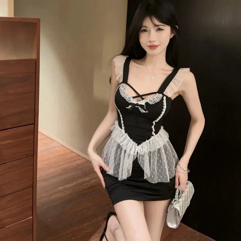 

Женское мини-платье в стиле горничной с контрастной кружевной отделкой и рюшами, повседневное платье с вырезом спереди