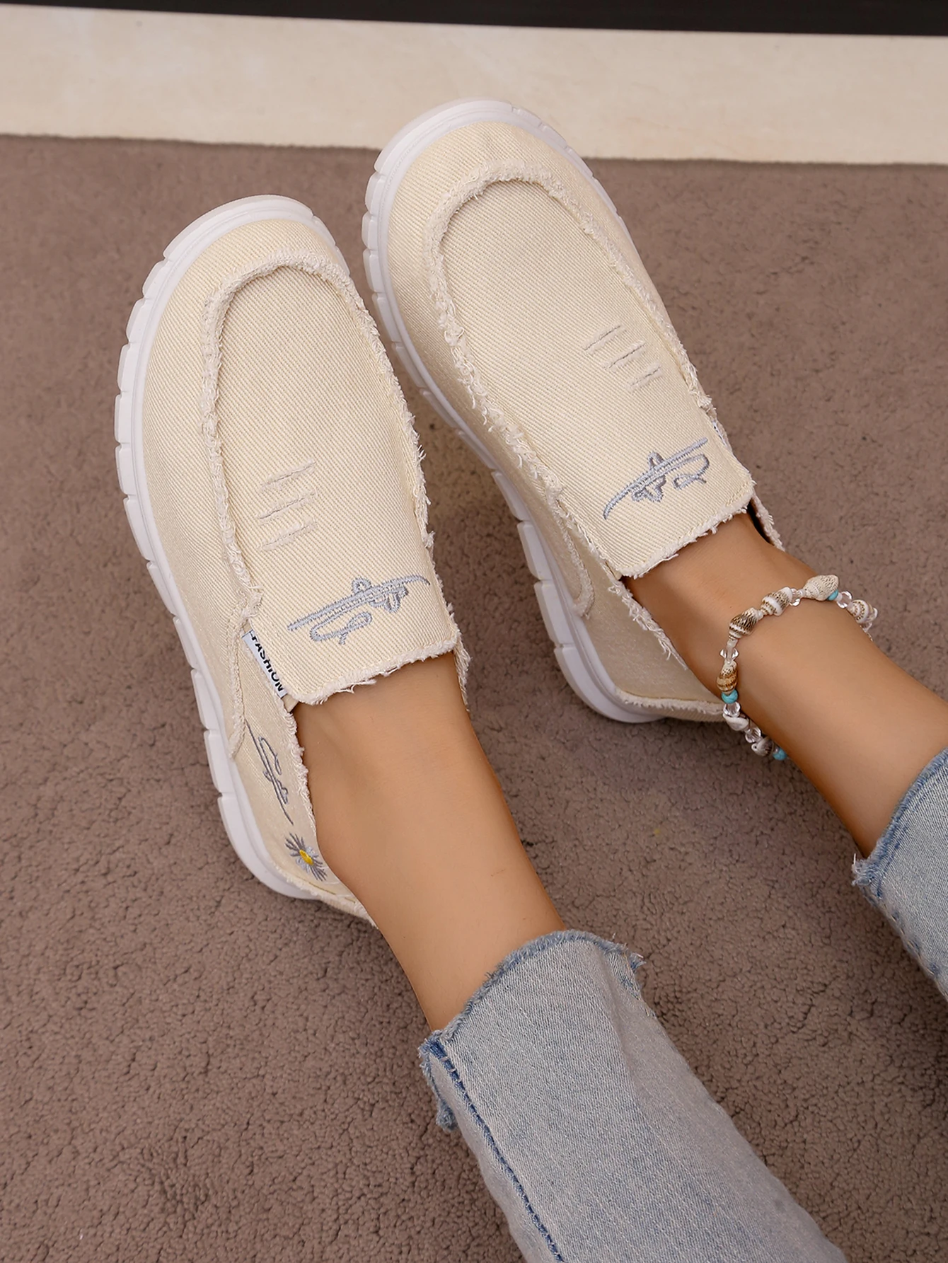 Damen-Slip-On-Schuhe aus Segeltuch, lässige Slipper mit Gänseblümchen-Stickerei, bequeme, leichte Wanderschuhe für den täglichen Gebrauch – Detail 3