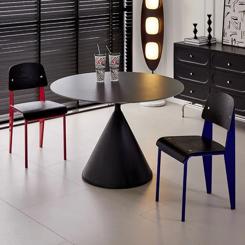 A parte superior arredondada e uma base de mesa cônica única de fibra de vidro preta é adequada tanto para uso interno e externo
