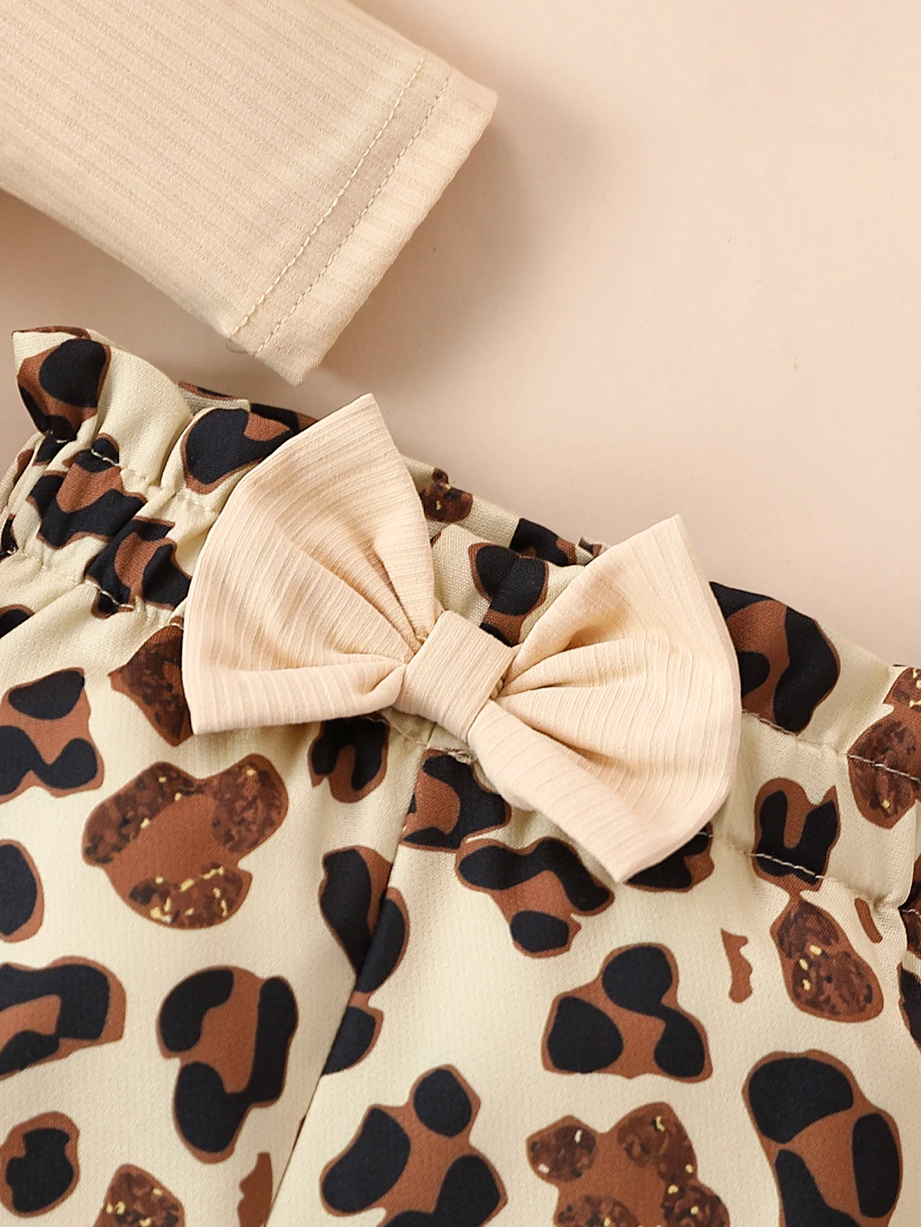 3-teiliges Frühlings-Herbst-Set für Babys mit geripptem Rüschen-Strampler, Leopardenhose + Stirnband, süßer, cooler Stil, für den Alltag/Fotoshooting, 0-3 Monate – Detail 7