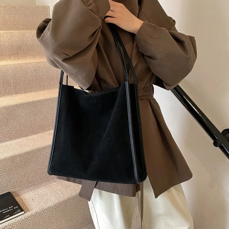 

High-End Women's Tote Bag Made Of Premium Leather Boasting Famous Designer Style​