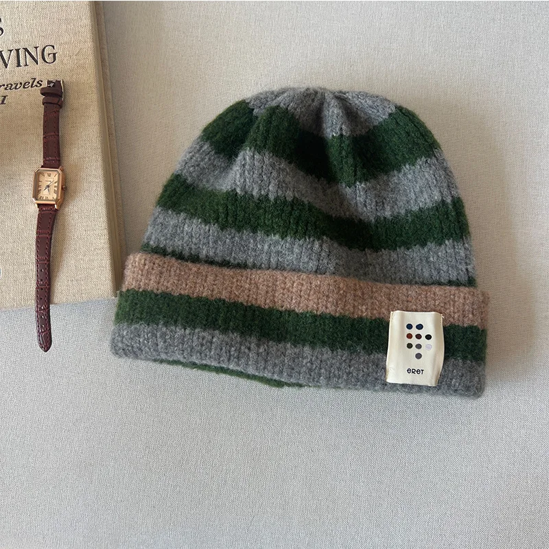 Japanische lässige, vielseitige gestreifte Strickmütze mit Herbst- und Winter-Patch-Design, warme Mütze mit umgerolltem Rand und Ohrenschutz – Detail 6