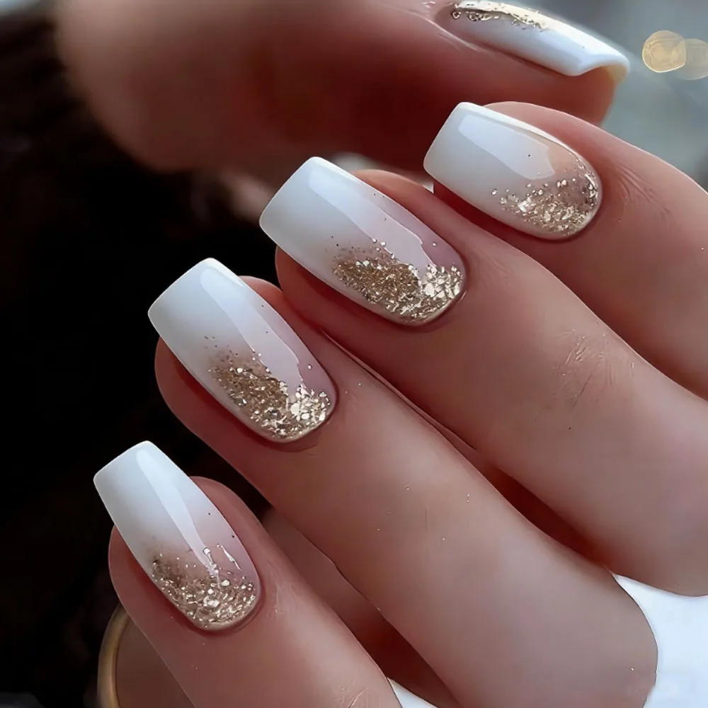 Kurze, quadratische Kunstnägel für Damen, Farbverlauf Nude Weiß Braun im French-Stil mit glitzernden Glitzerpartien, vollständige Abdeckung, zum Aufkleben.