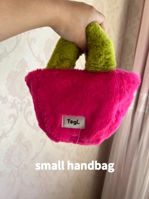 女性のためのキャンディーカラーの小さなぬいぐるみのハンドバッグ,模造毛皮の女性のハンドバッグ,ハンドル付きのファッショナブルな冬のバッグ