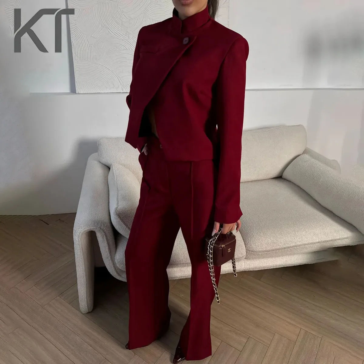 

Элегантный деловой костюм-двойка KT для женщин: укороченный блейзер с воротником-стойкой и брюки с высокой талией и широкими штанинами для офиса и деловых встреч