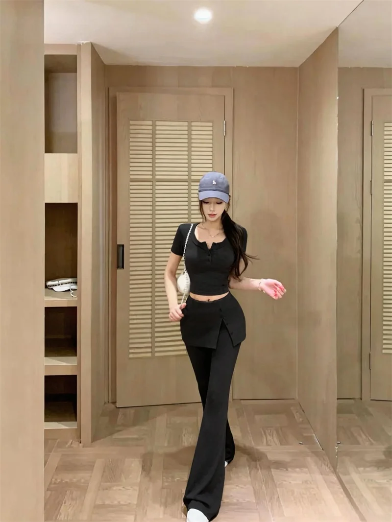 

Черный повседневный комплект из футболки с коротким рукавом и длинных брюк с высокой талией для женщин, летний модный наряд, облегающий крой, стиль для повседневной носки.