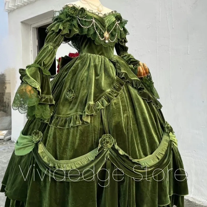 Olśniewające, ciężkie, aksamitne, zielone suknie wieczorowe z dekoltem w serek, długim rękawem, koronkowymi falbanami, w stylu Lolita, o kroju litery A, do ziemi, na studniówkę, szyte na miarę.