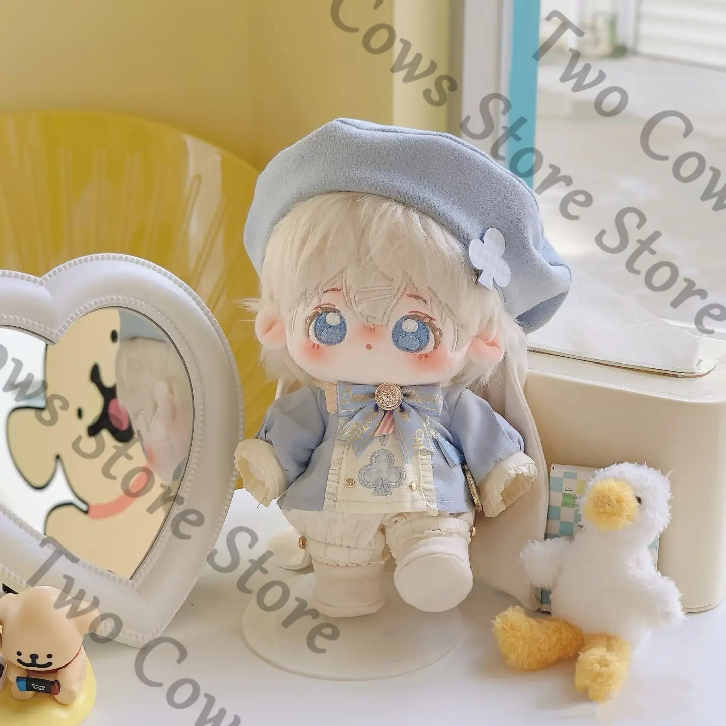 ชุดตุ๊กตาขนาด 20 ซม. สีพาสเทล น้ำเงิน ขาว สไตล์วินเทจ ประกอบด้วยหมวกเบเร่ต์ เสื้อจับจีบ กางเกงขาสั้นจีบ รองเท้าบูท และเครื่องประดับตกแต่ง