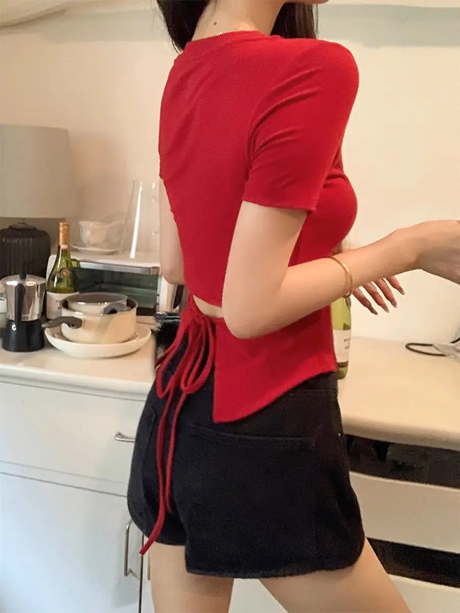 Süßes heißes Mädchen mit Schnürung an der Taille, unregelmäßiges Design, kurze Ärmel, gerade Schulter, schlankes, kurzes, reines T-Shirt für Damen, Sommer-Top
