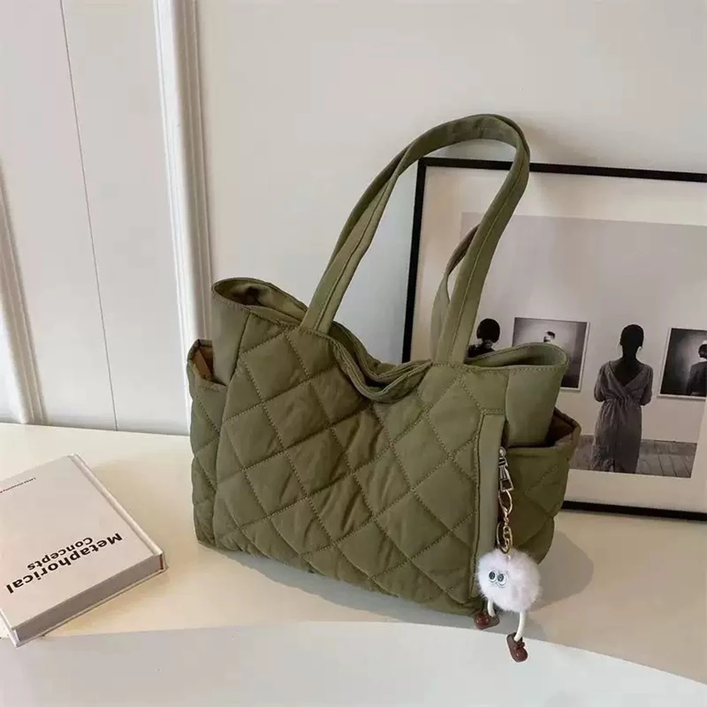 Gesteppte Puffer-Tragetasche mit Plüsch-Anhänger, Baumwoll-Manteltasche, modische Schultertasche mit hoher Kapazität für den Freizeiteinkauf auf dem Weg zur Schule – Detail 5
