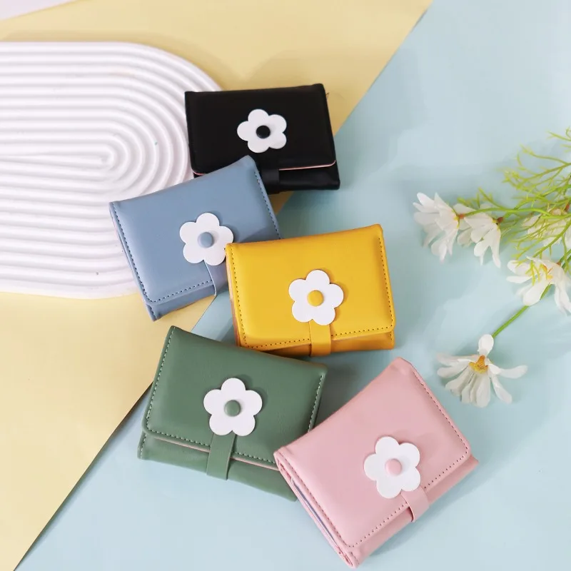 Portefeuille compact à trois volets pour femme avec imprimé floral délicat