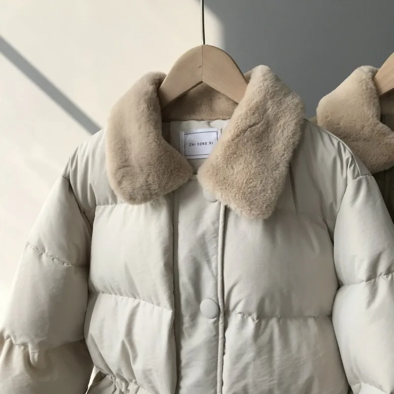 Chaqueta de plumón corta con cuello de piel para mujer, chaqueta de invierno con diseño de nicho, nueva moda europea, 2023