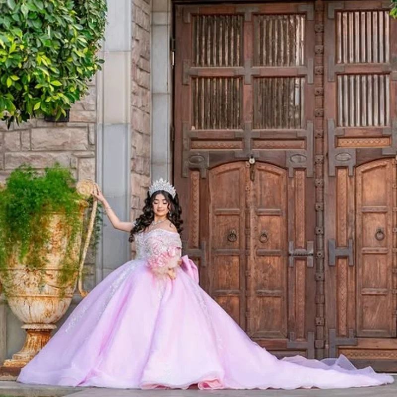 

Розовые платья Quinceanera по индивидуальному заказу с открытыми плечами, хрустальная наклейка, кружевные бусины, цветочный бант, длинный хвост, Vestido 15, Quinceanera