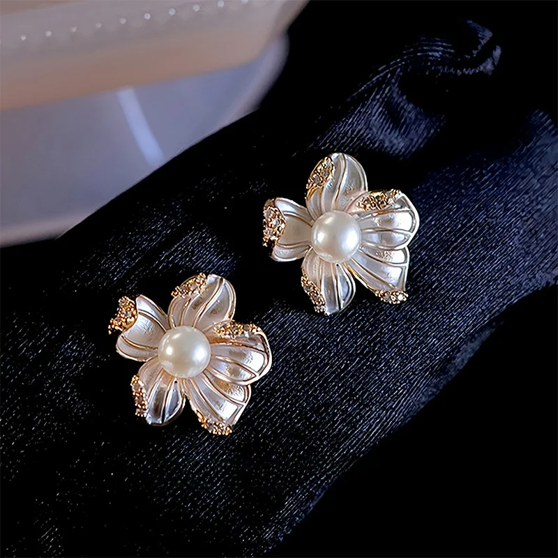 retro-floral-pearl-earrings-for-women-elegant-luxury-sensation-ear-jewelry-out-fashion-trend-unisex-brand-new-condition