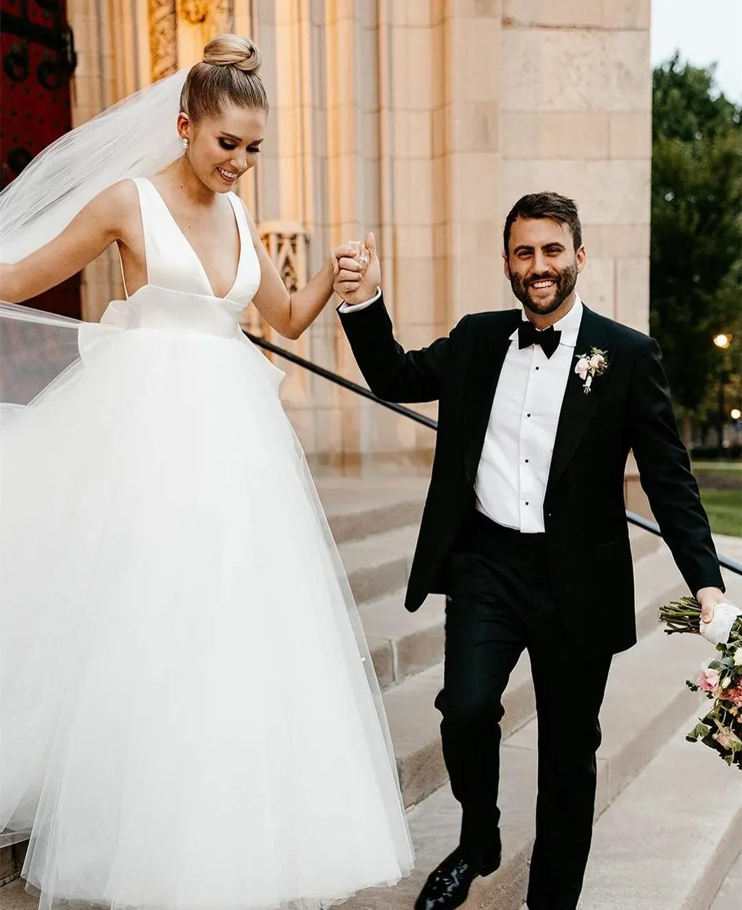 Robe de mariée longue à col en V profond avec nœud pour femmes, robes trapèze en tulle, robes de patients à train de balayage, plis sexy, nouveau