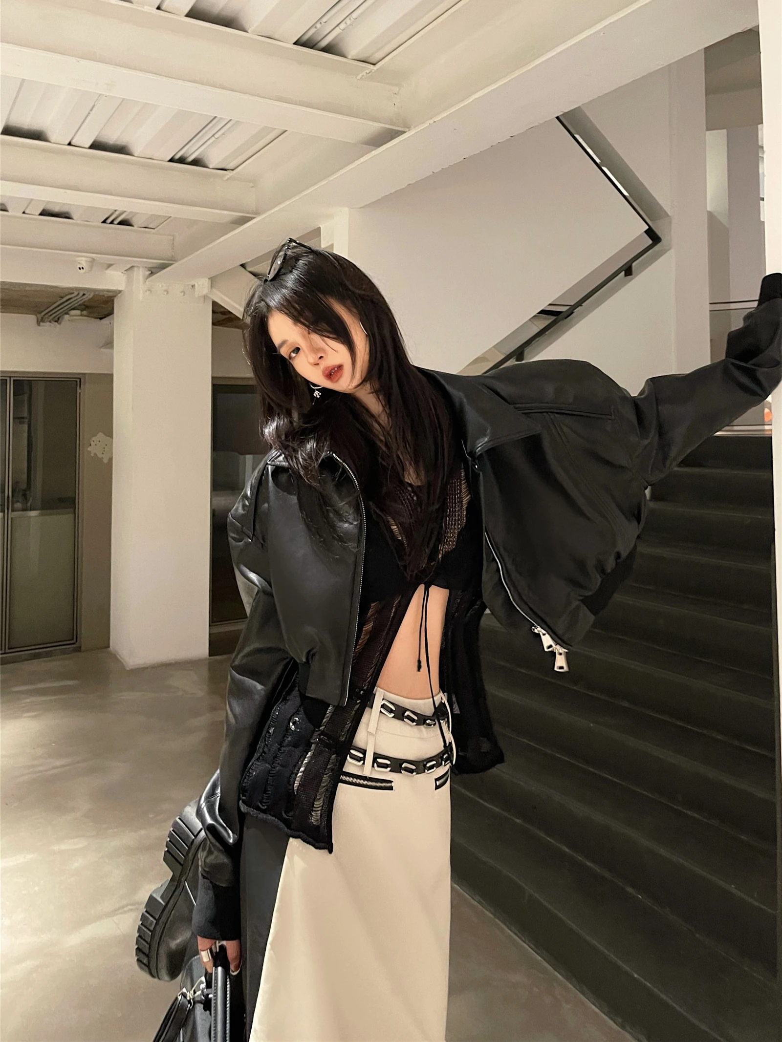 PUレザー製レディースジャケット、スリーブデザイン、ブラックアウターウェア、ファッショナブルな通勤用、長袖ジッパー付き