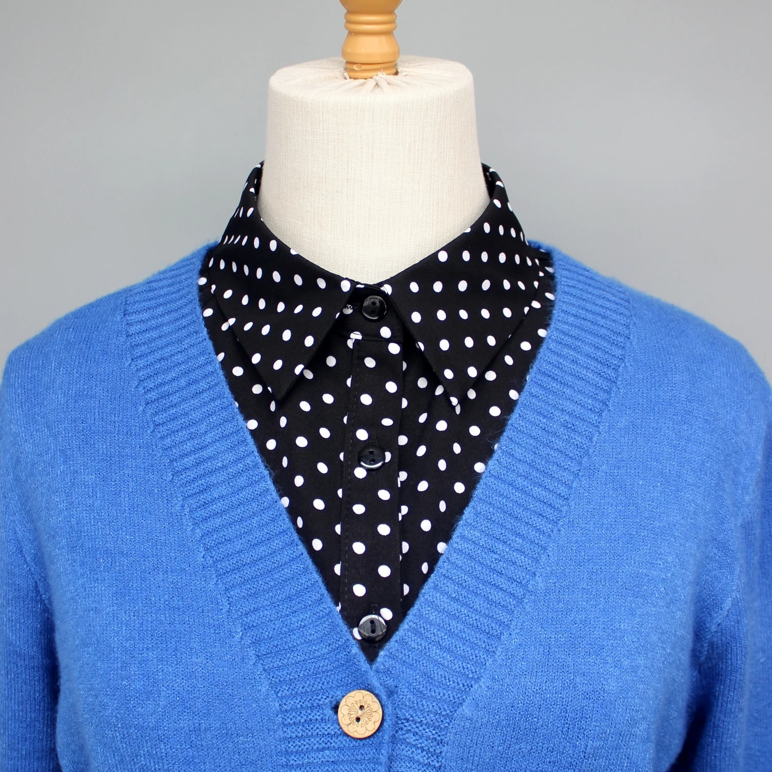 Polka-Dot-Kragen für Hemden. Es kann als dekoratives Element für Hemden, Pullover und Sweatshirts im Frühling und Sommer verwendet werden. – Detail 6