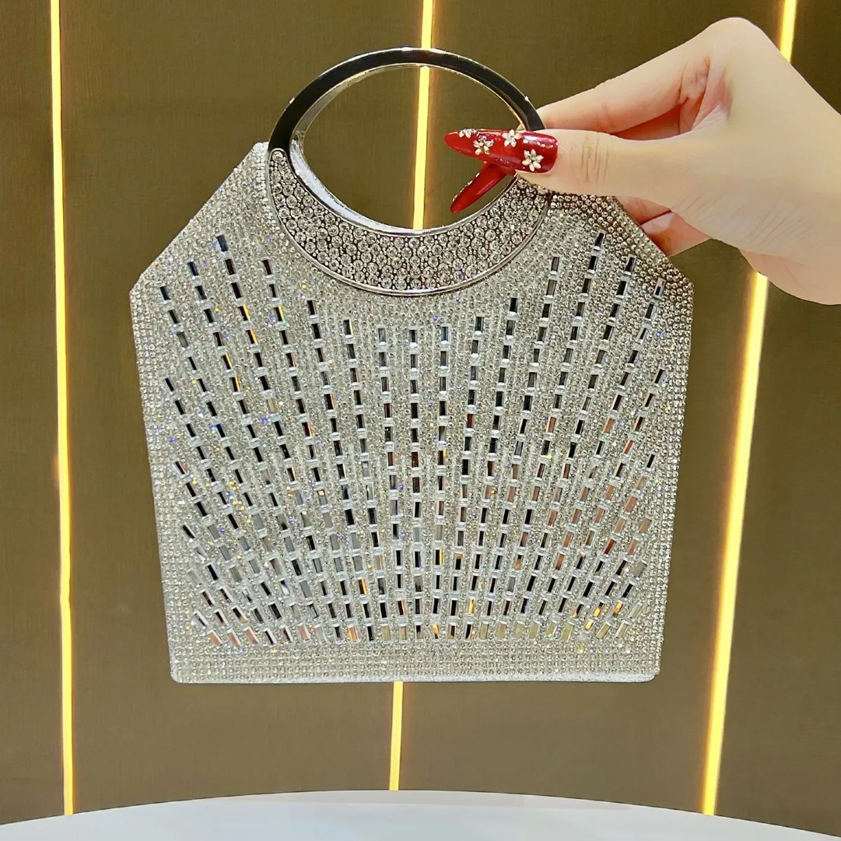 

Bloomsteps2025 Vintage Circular Clutch Bag with a High-End Feel, Diamond-Studded Sparkling Evening Bag, Party Rhinestone Handbag