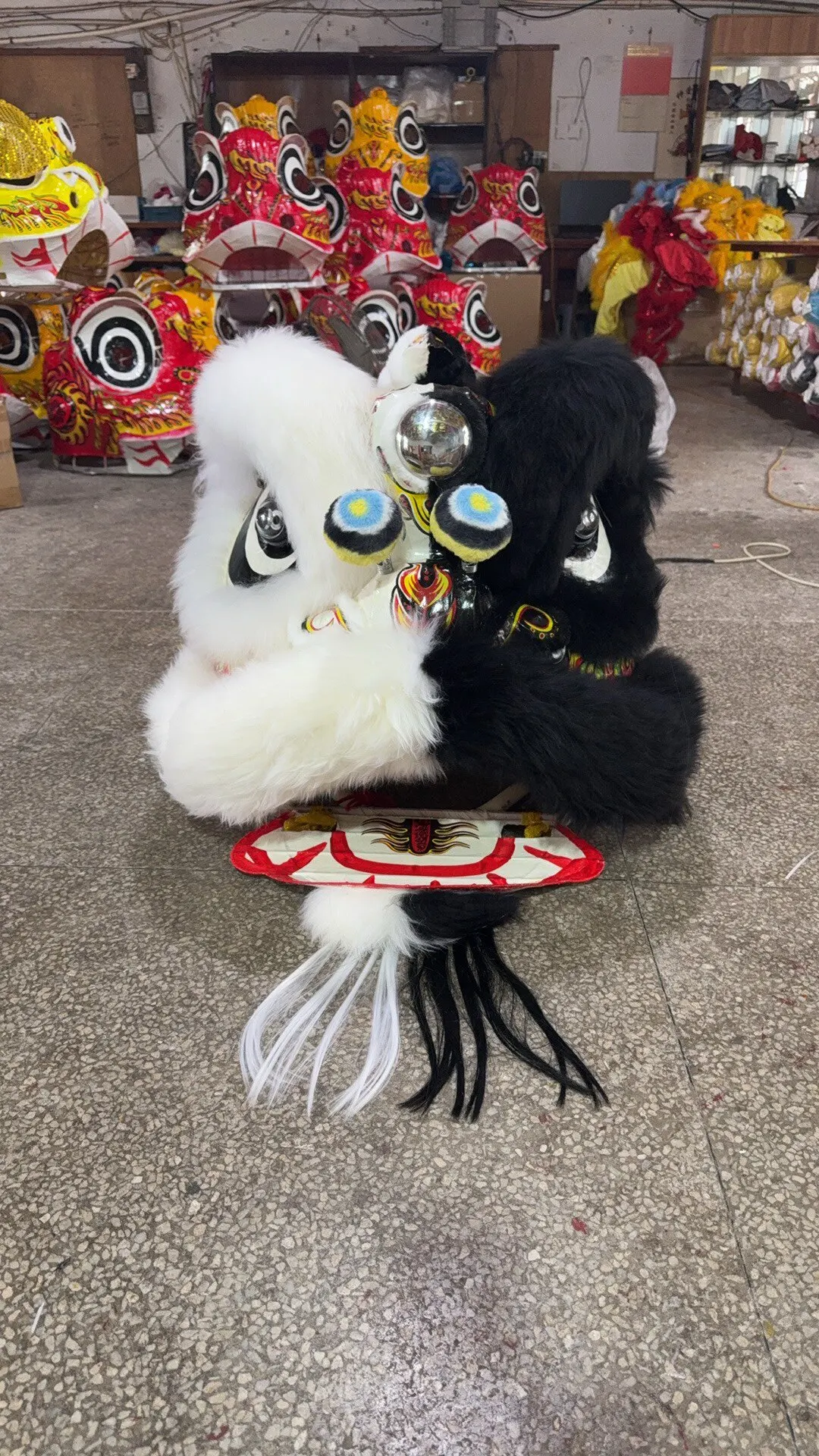 

Christmas Black and White Dual Color Lion Dance Mascot Costume Wool Southern Lion Chinese Adults Cosplay Party Show