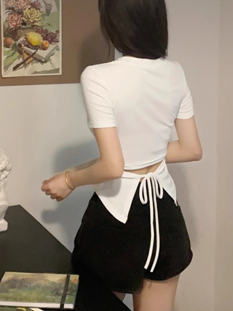 Diseño Sexy de talla grande, correa trasera, manga corta, camiseta de moda de alta gama de verano, Top corto ajustado, playa dulce para mujeres jóvenes