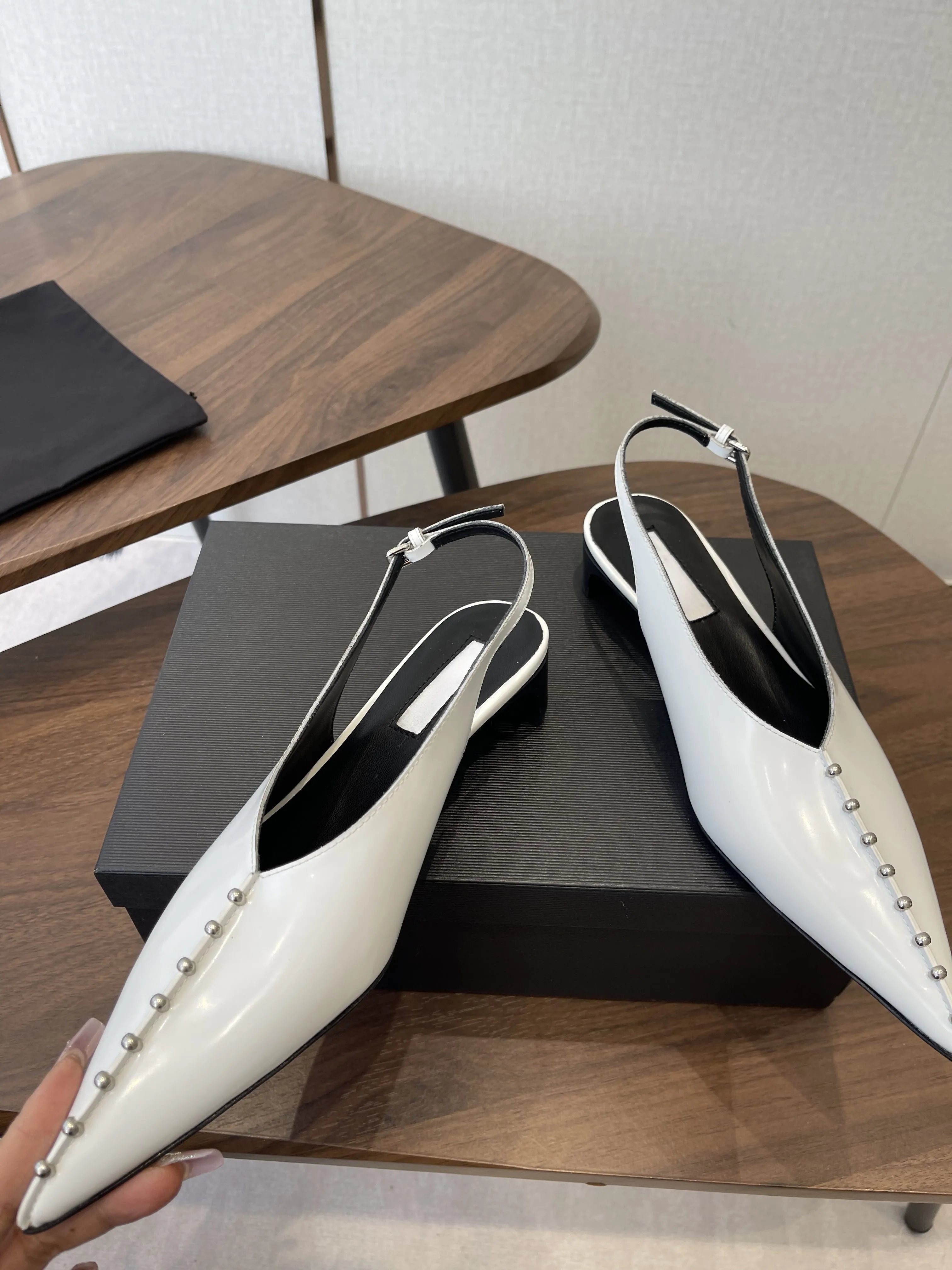 أحذية نسائية غير رسمية جديدة لعام 2025، تتميز بنعل خارجي من جلد البقر ونعل خارجي من مادة TPU، مما يسلط الضوء على شكل حذاء فريد، مقاسات 35-40 #4