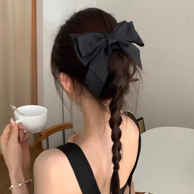 

Women's French-Style Spring Clip for French Hairstyle - Non-Slip Hair Bow Clip with Spring Mechanism, Easy to Use for Updos, Pon