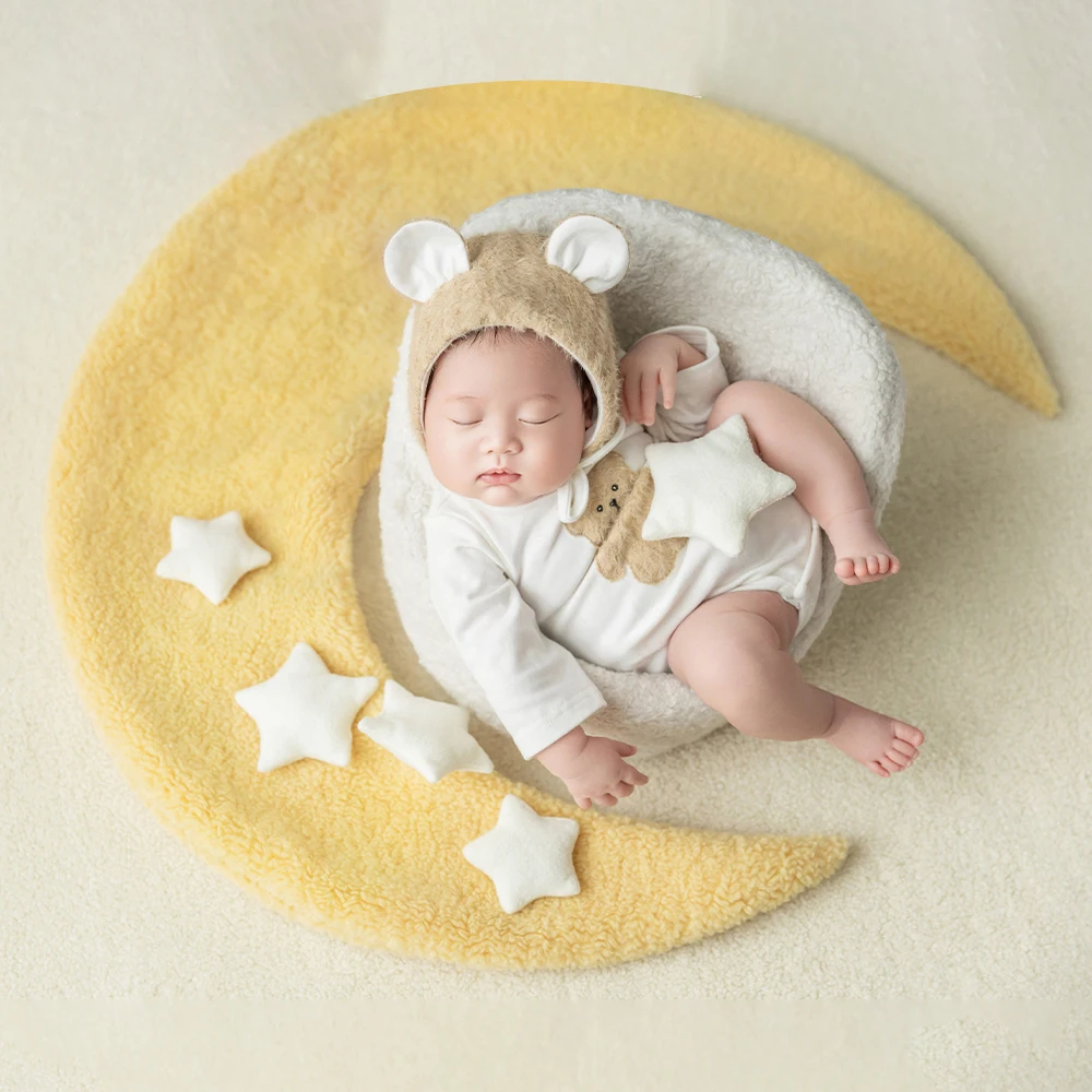 Newborn Growth Memory Photography Props Baby Bear Costume Set Fluffy Crescent Mat with Stars Decor for Professional Studio Photo