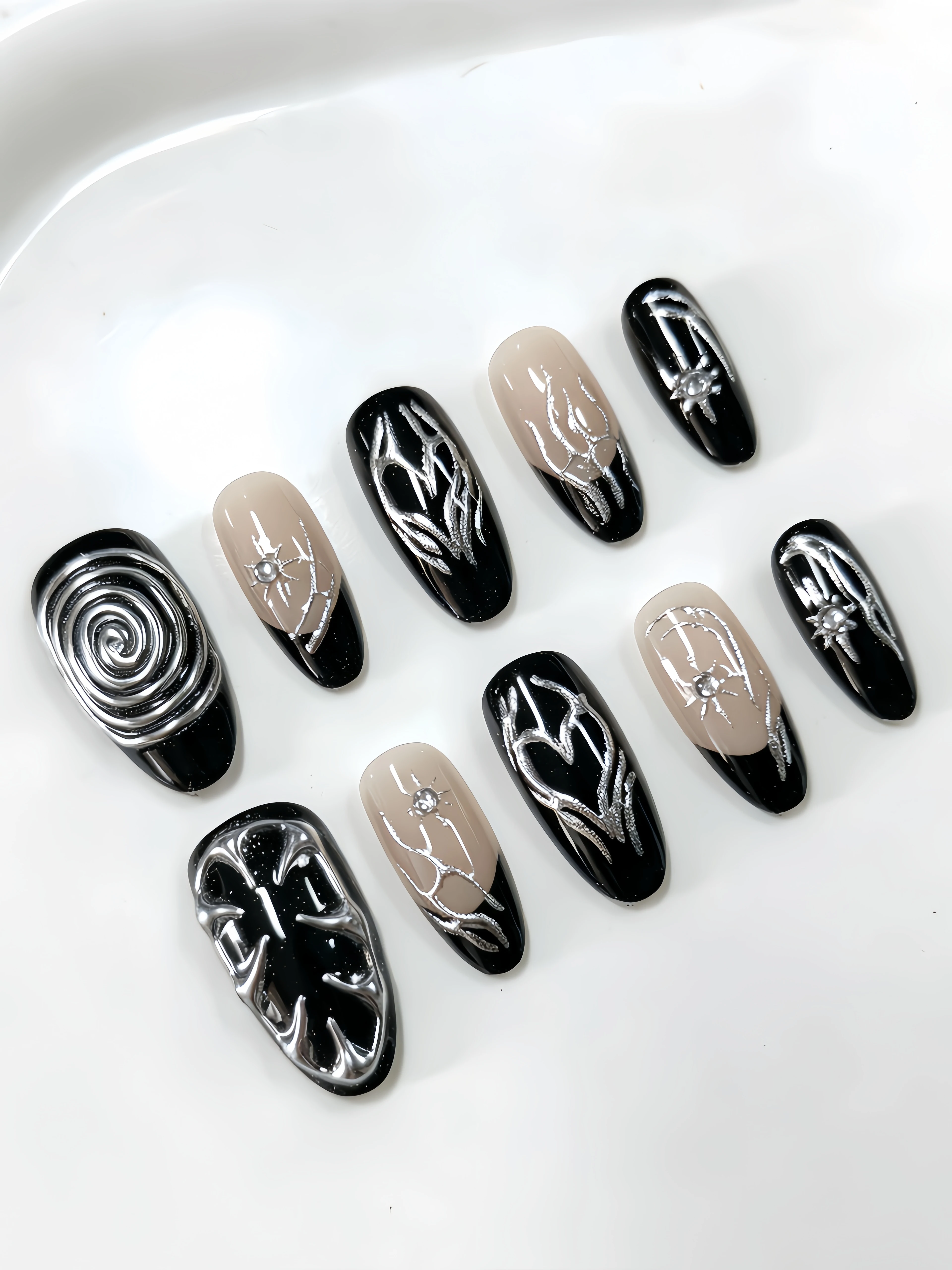 10 Uñas Postizas Cortas en Forma de Almendra, Parches de Uñas en Tonos Nude Rosa, Negro y Plateado como Colores Principales, con Espina de Espino Plateada, Espiral Rosa Nude, Girasol en Relieve y Adornos de Diamantes de Imitación, Ideales para Mujeres Mad
