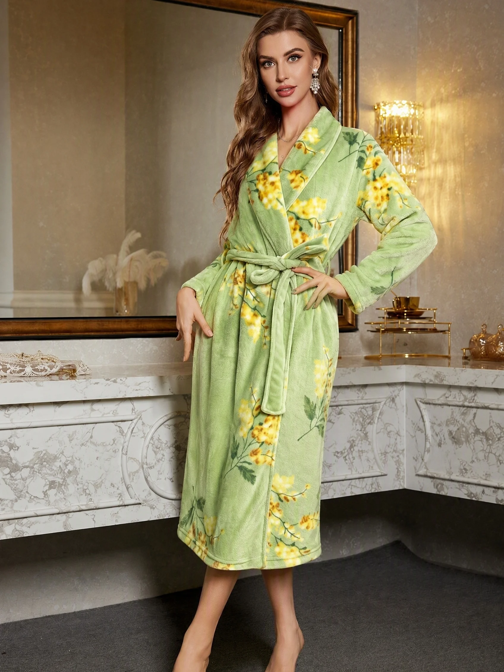 New Autumn And Winter Collection Of Flannel Floral Print Nightgown With Pockets On Both Sides. The Waistband Is Adjustable And Machine Washable, With Strong Water Absorption