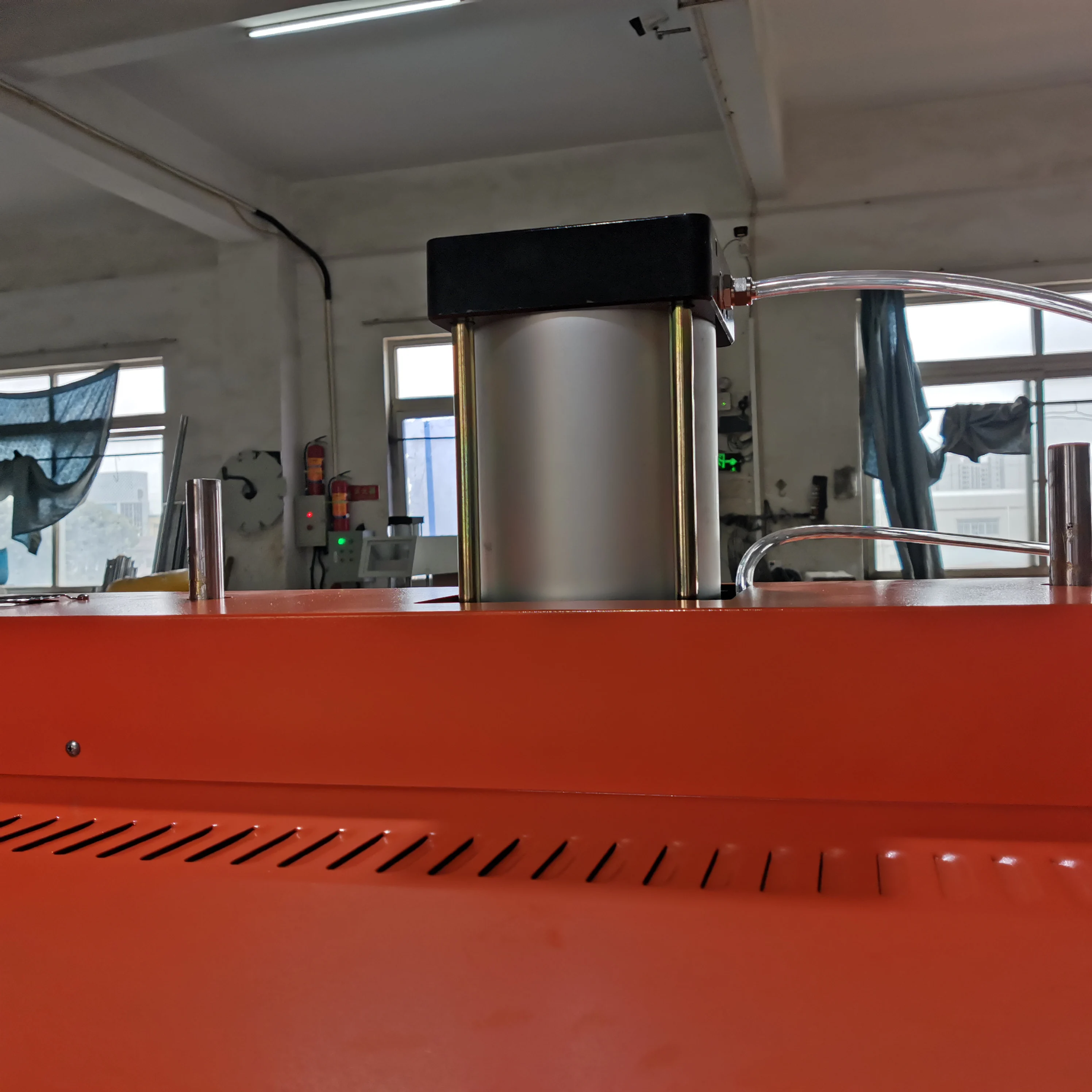 Prasa termotransferowa pneumatyczna dwustronnego działania o dużym formacie z wysuwanym blatem, 39 x 47 cali.