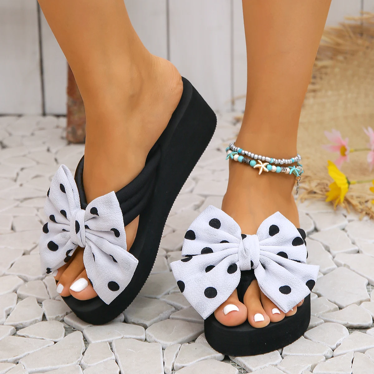 Elegante Damen-Flip-Flops mit frischer Polka-Dot-Schleife – Detail 2