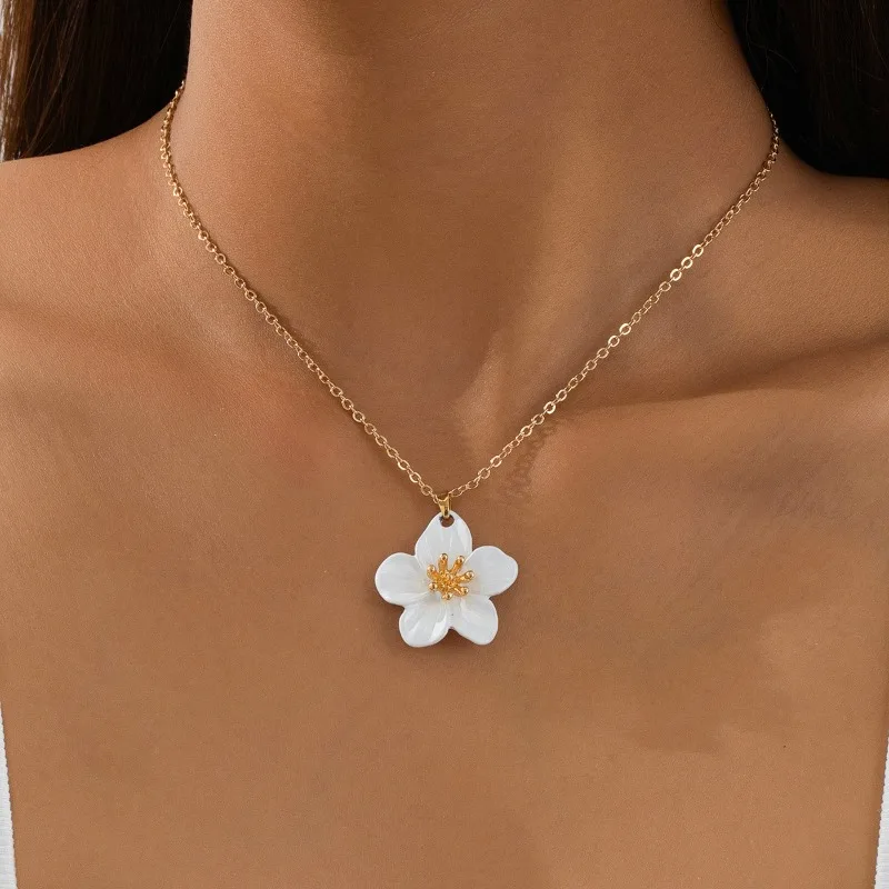 موضة جديدة بسيطة المعادن التجاعيد مجسمة الزهور قلادة قلادة للنساء سحر مزاجه سلسلة الترقوة مجوهرات الحفلات