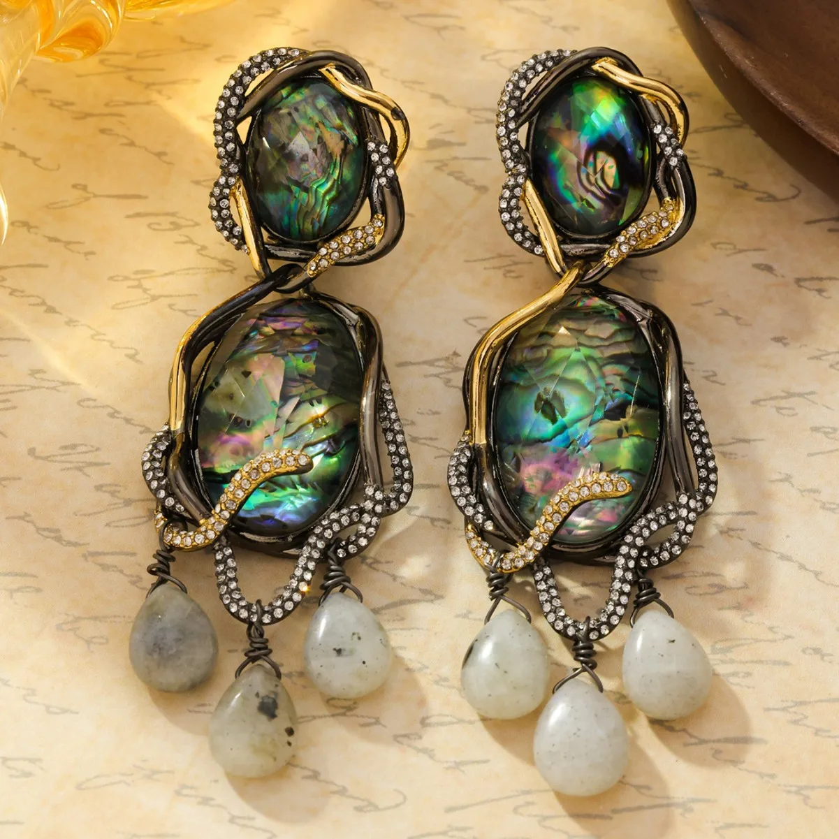 Abalone Shell Vintage Exaggerated Earrings, High-end Stud Earrings, Fashionable and Versatile
