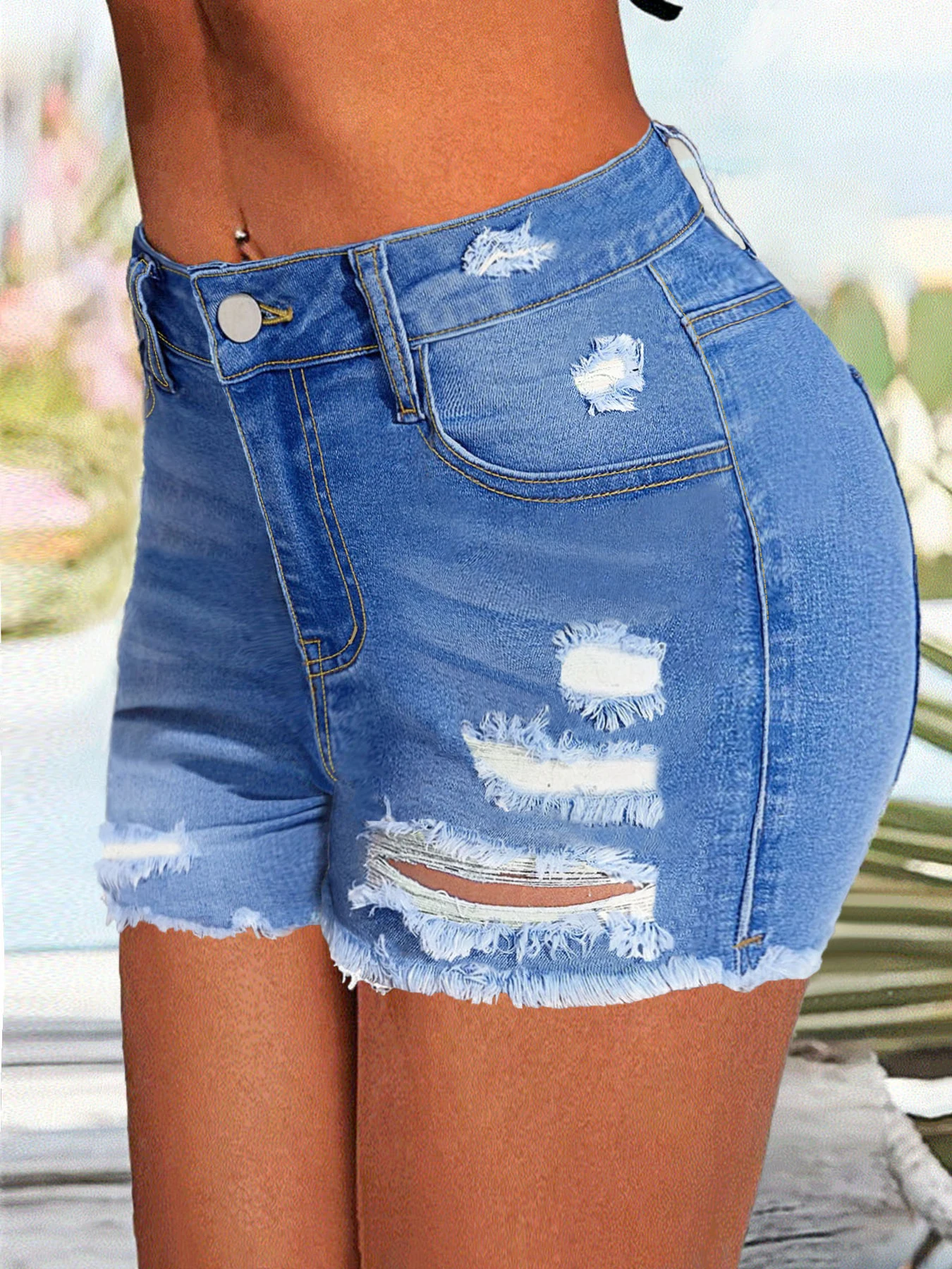 Pantalones cortos de mezclilla de cintura alta para mujer con un diseño desgastado desgastado en azul claro, adecuados para un estilo callejero moderno.