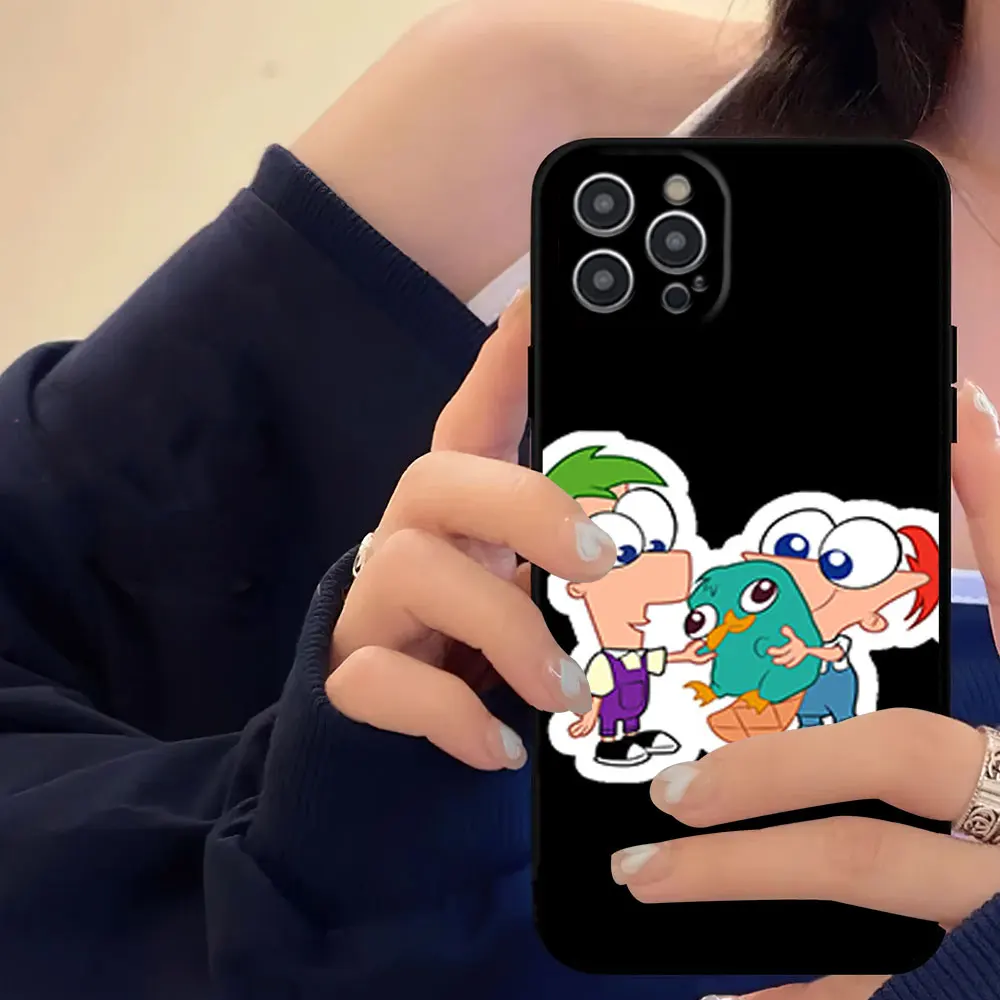 حافظة هاتف كارتون P-Phineas وF-Ferb لهاتف آيفون 16 11 12 13 14 15 Pro Max Plus غلاف ناعم أسود