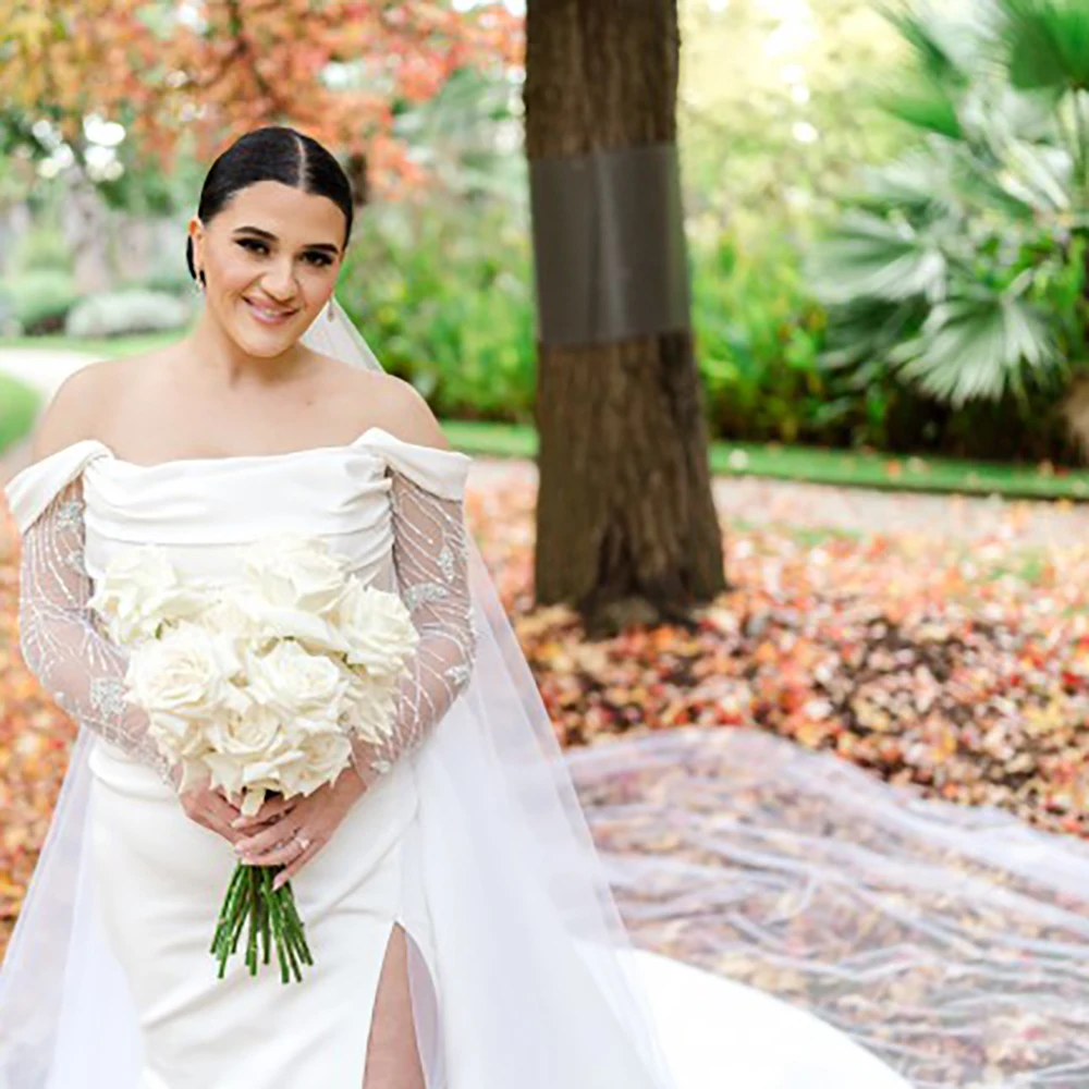 Vestido de novia de satén dividido con mangas largas y hombros descubiertos, vestido de novia personalizado de satén fruncido de corte bajo con lentejuelas y vuelo para exteriores