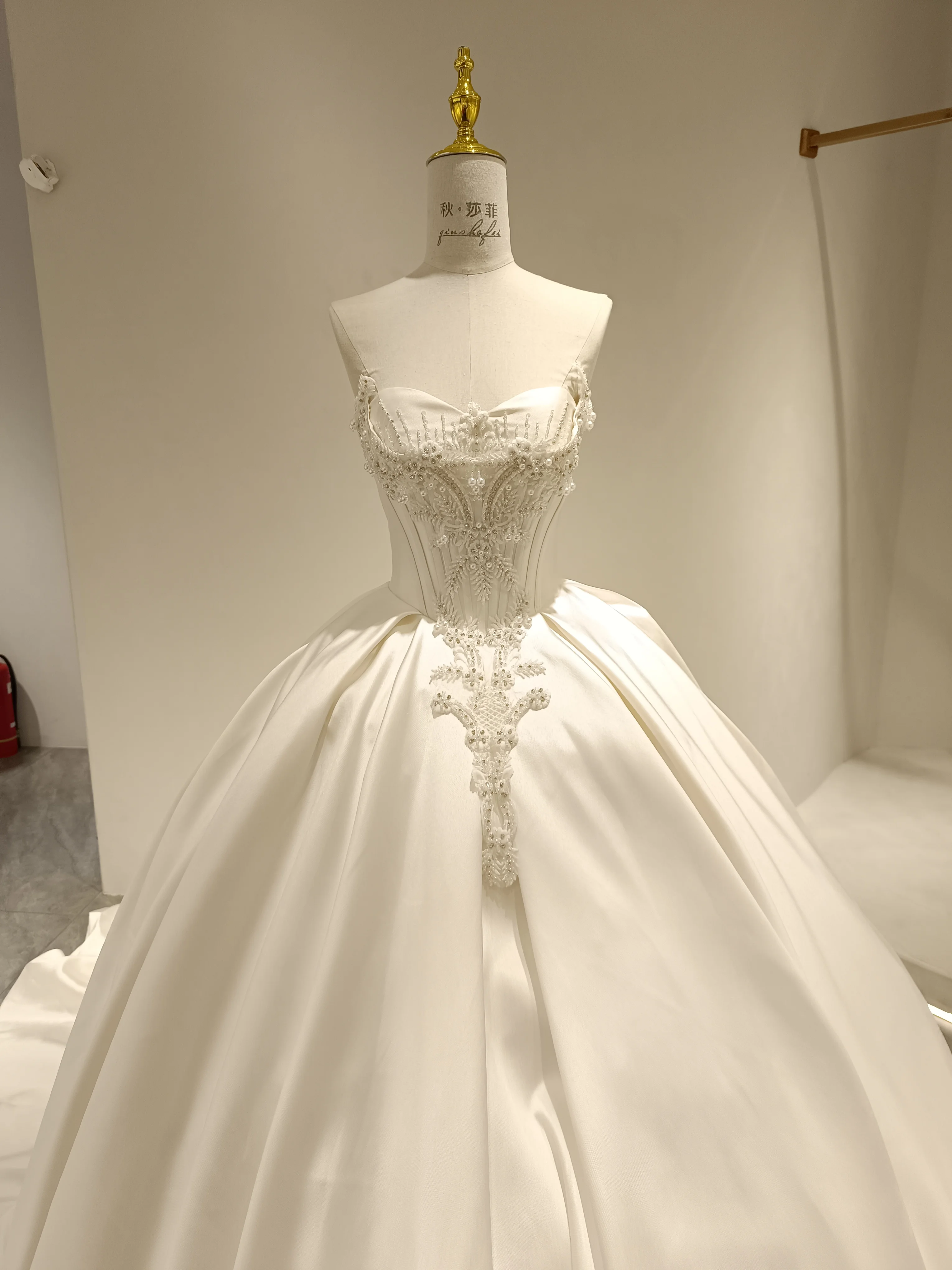 Robe de Mariée Sans Bretelles Brodée de Perles, Corsage Sophia