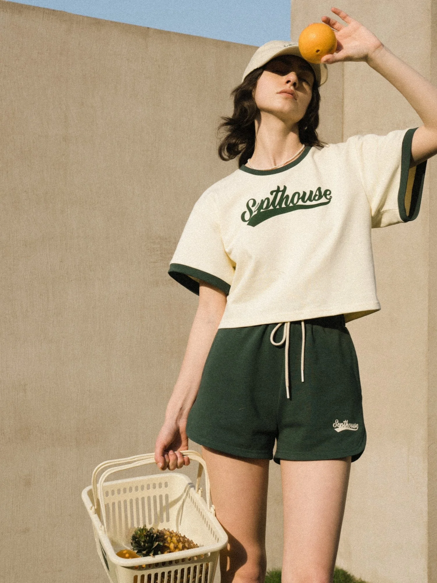 

Комплект Septhouse: Американский ретро-стиль, футболка с коротким рукавом и бейсбольные шорты для женщин, летний, контрастный цвет, хлопок, повседневная одежда